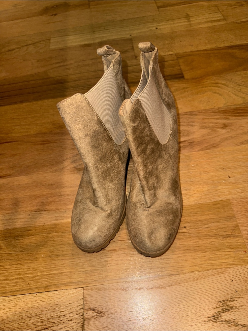 Soda Women's Tan Suede Heeled Chelsea Boots